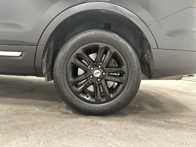 Used 2017 Ford Explorer XLT w/ Equipment Group 201A FWD image 12