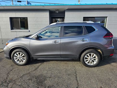 Used 2019 Nissan Rogue SV image 2