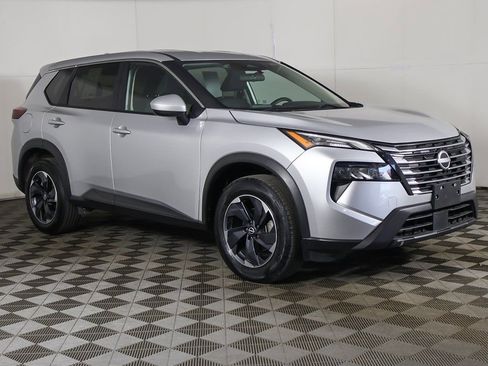 Used 2024 Nissan Rogue SV image 2