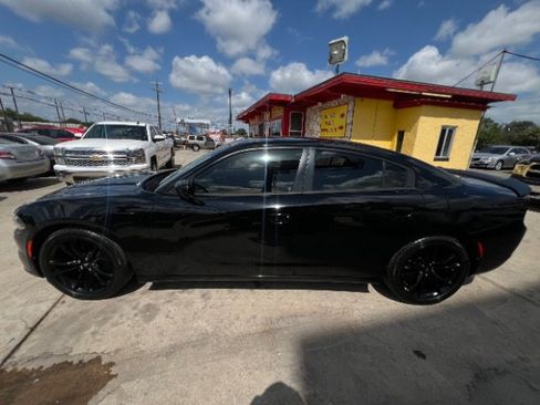 Used 2017 Dodge Charger SE w/ Blacktop Package RWD image 8