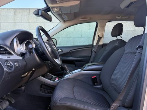 Used 2019 Dodge Journey SE image 14