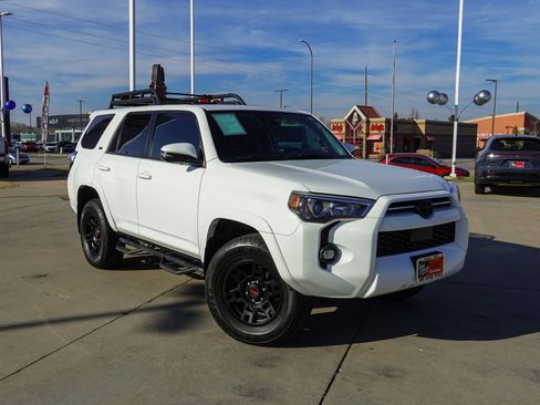 Certified 2022 Toyota 4Runner SR5 Premium image 2