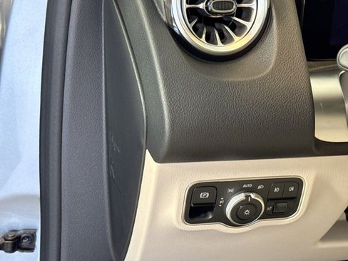 Used 2026 Mercedes-Benz GLB 250 4MATIC image 10