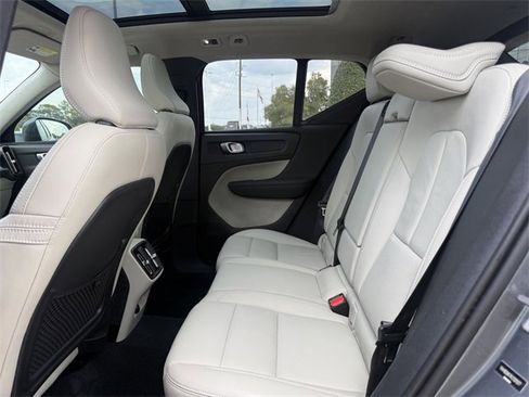 Used 2019 Volvo XC40 T5 Momentum image 14