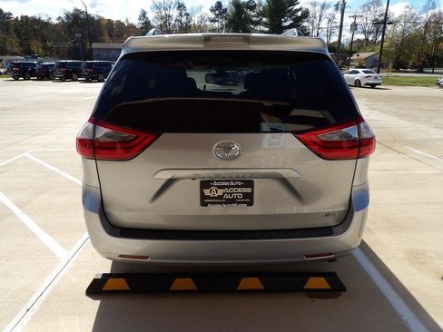 Used 2020 Toyota Sienna XLE FWD image 4