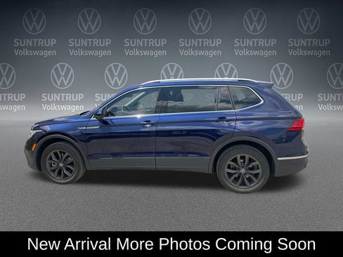 Used 2023 Volkswagen Tiguan SE w/ Panoramic Sunroof Package FWD image 3