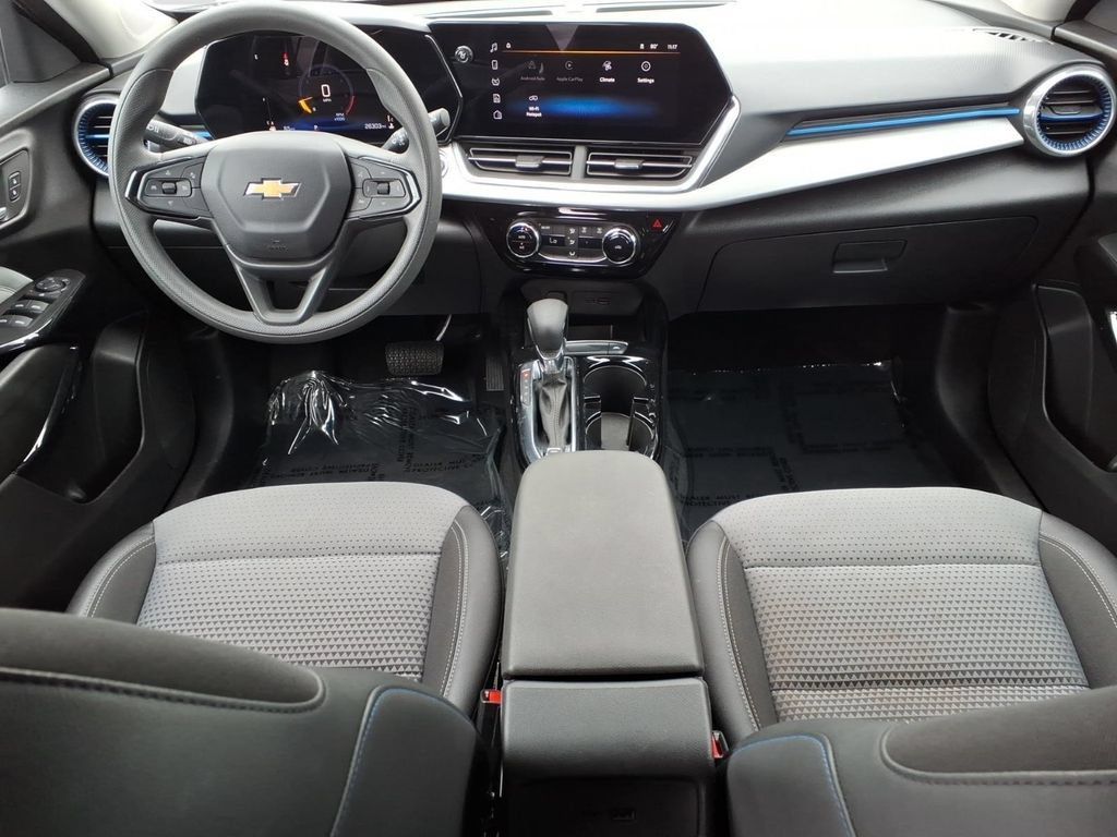 Used 2025 Chevrolet Trax LT FWD image 12