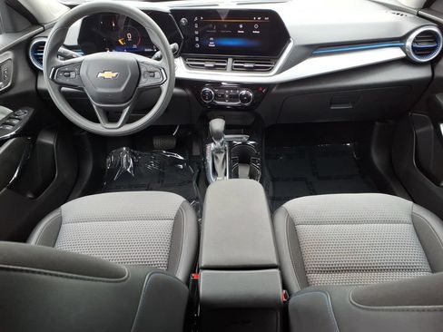 Used 2025 Chevrolet Trax LT FWD image 12