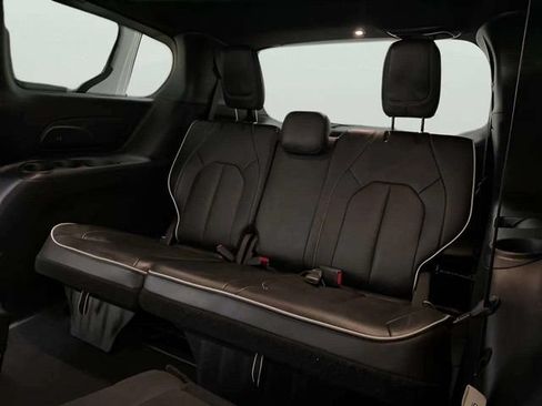 Used 2026 Chrysler Pacifica Limited FWD image 41