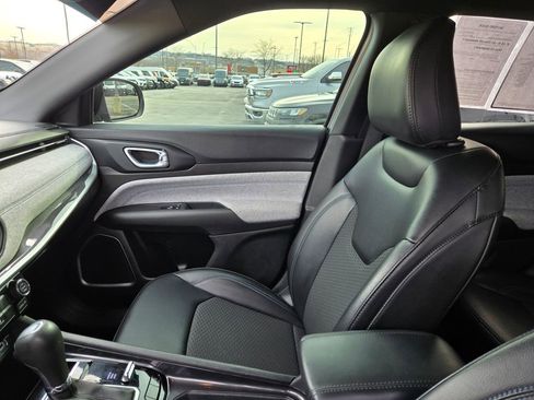 Used 2023 Jeep Compass Latitude w/ Mopar Graphics Package image 25