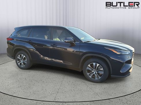 Used 2023 Toyota Highlander XLE FWD image 7