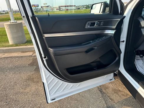 Used 2018 Ford Explorer XLT AWD/4WD image 18