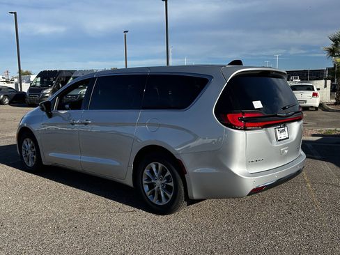 New 2026 Chrysler Pacifica Limited image 4