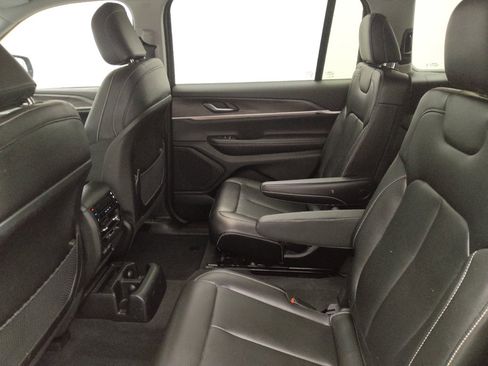 Used 2023 Jeep Grand Cherokee L Limited AWD/4WD image 18