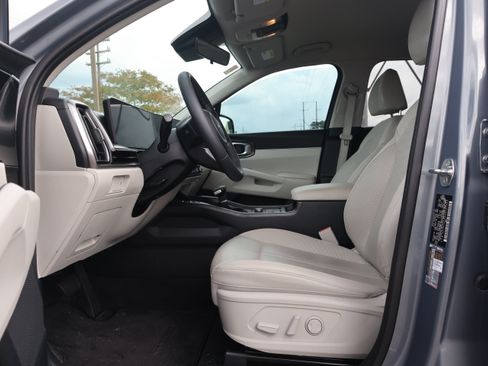 Used 2025 Kia Sorento S FWD image 19