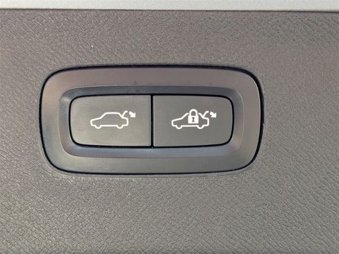 Used 2018 Volvo XC90 T6 Momentum w/ Convenience Package image 23