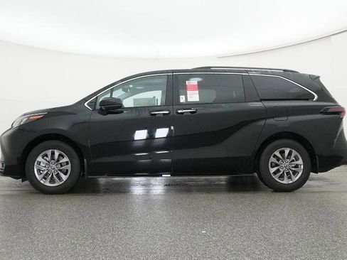 New 2026 Toyota Sienna XLE image 10