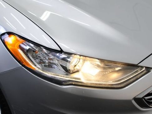 Used 2018 Ford Fusion SE FWD image 27
