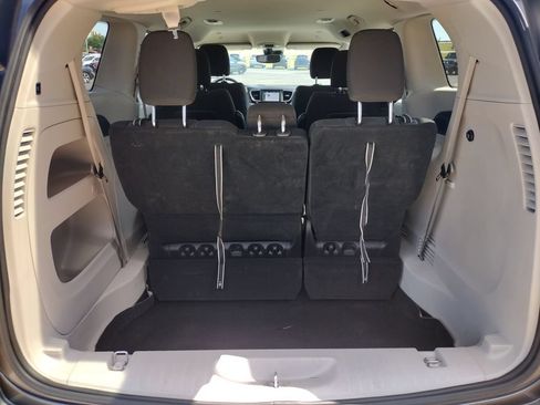 Used 2023 Chrysler Voyager LX FWD image 9