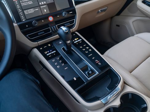 Certified 2026 Porsche Macan AWD/4WD image 13
