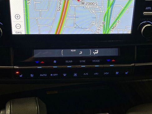 Used 2022 Toyota Sienna Limited image 16