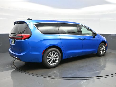 New 2026 Chrysler Pacifica Select AWD/4WD image 8