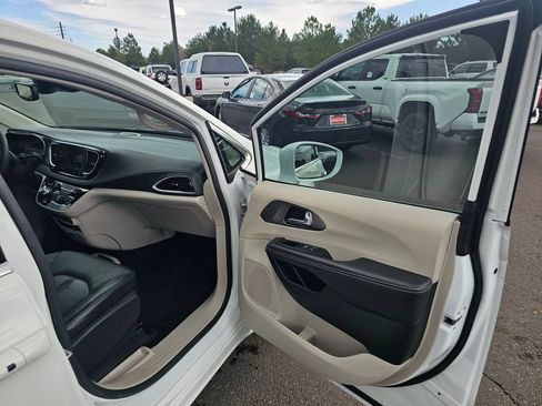 Used 2022 Chrysler Pacifica Touring-L FWD image 18
