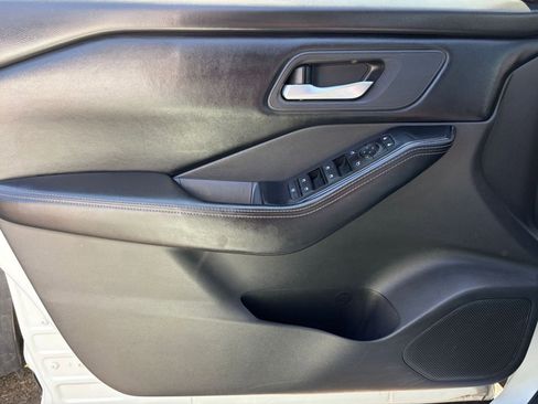 Used 2025 Nissan Rogue SV FWD image 18