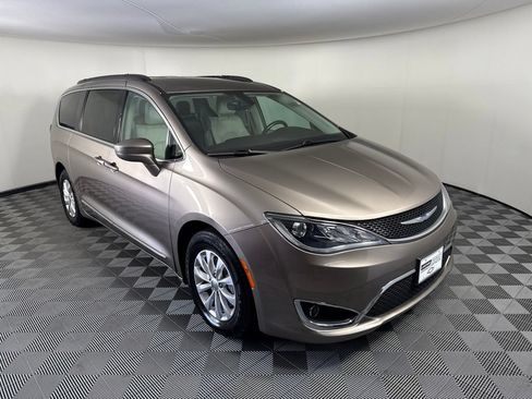 Used 2017 Chrysler Pacifica Touring-L FWD image 7