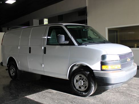 Used 2018 Chevrolet Express 2500 w/ Driver Convenience Package image 24