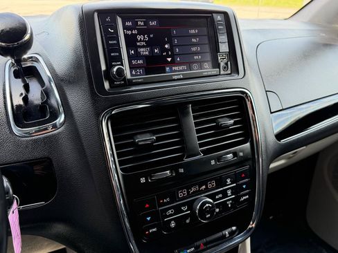 Used 2017 Dodge Grand Caravan SXT w/ Driver Convenience Group FWD image 18