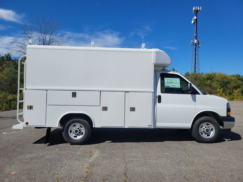 New 2025 GMC Savana 3500 w/ Power Convenience Package image 4