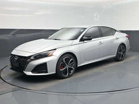 Used 2023 Nissan Altima 2.5 SR FWD image 9