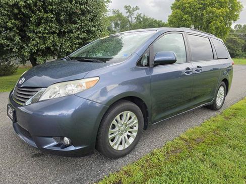 Used 2014 Toyota Sienna XLE FWD image 2