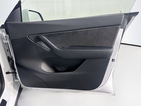 Used 2021 Tesla Model Y Long Range AWD/4WD image 32