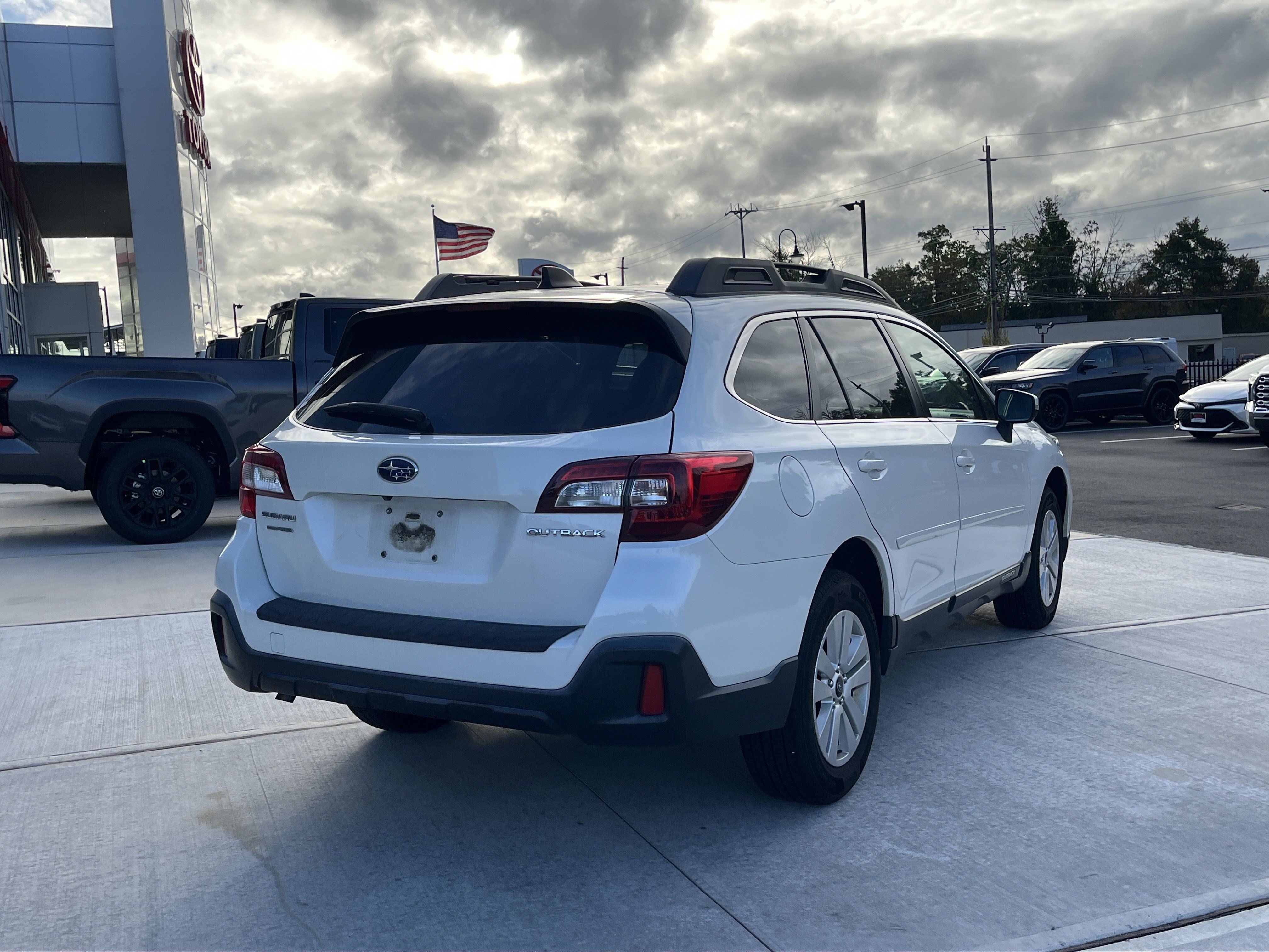 Used 2019 Subaru Outback 2.5i Premium AWD/4WD image 3