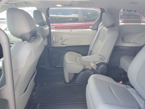 Certified 2024 Toyota Sienna Limited image 8