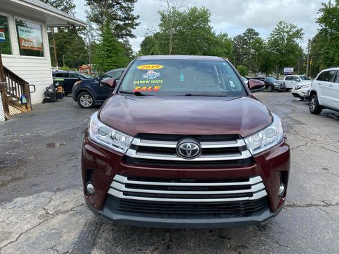 Used 2019 Toyota Highlander Plus FWD image 2