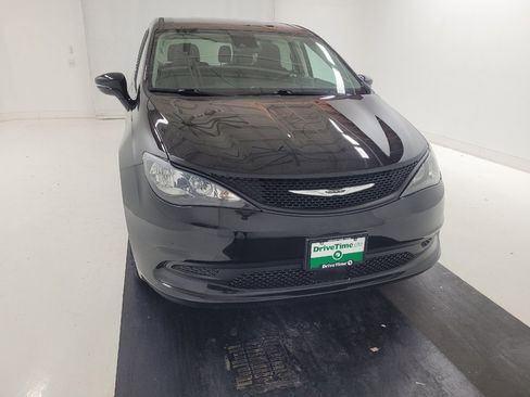 Used 2024 Chrysler Voyager LX FWD image 14
