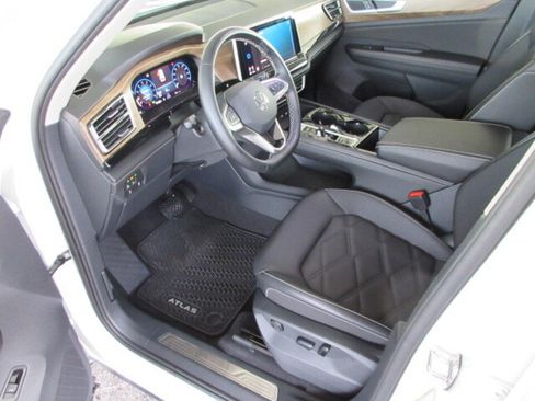 Used 2025 Volkswagen Atlas SE image 12