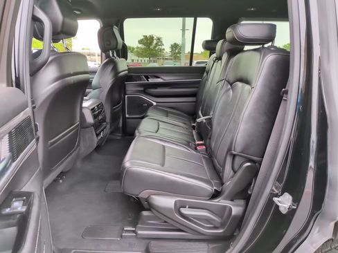 Used 2023 Jeep Wagoneer Series III w/ Preferred Equipment Group AWD/4WD image 13
