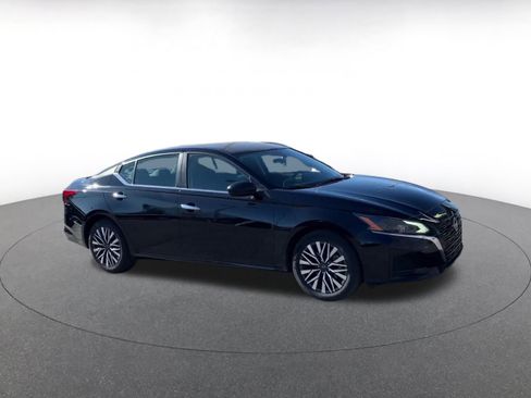 Used 2025 Nissan Altima 2.5 SV image 2