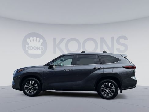 Used 2024 Toyota Highlander XLE image 2