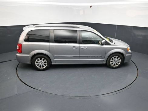 Used 2016 Chrysler Town & Country Touring w/ Driver Convenience Group FWD image 39
