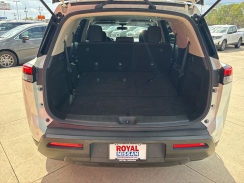 Used 2024 Nissan Pathfinder SV image 8