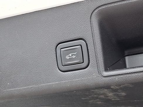 Used 2024 GMC Terrain SLT AWD/4WD image 32