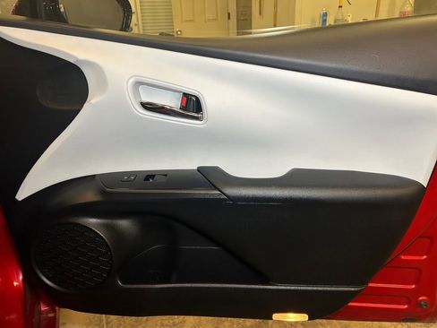 Used 2019 Toyota Prius XLE image 16