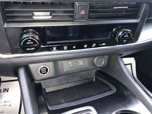 Used 2023 Nissan Rogue SV image 18