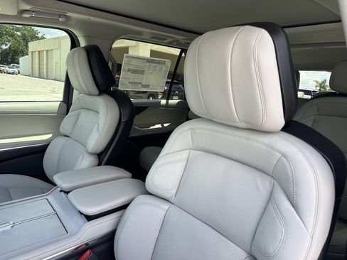 New 2026 Lincoln Navigator Reserve AWD/4WD image 24
