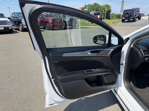 Used 2020 Ford Fusion SE FWD image 12